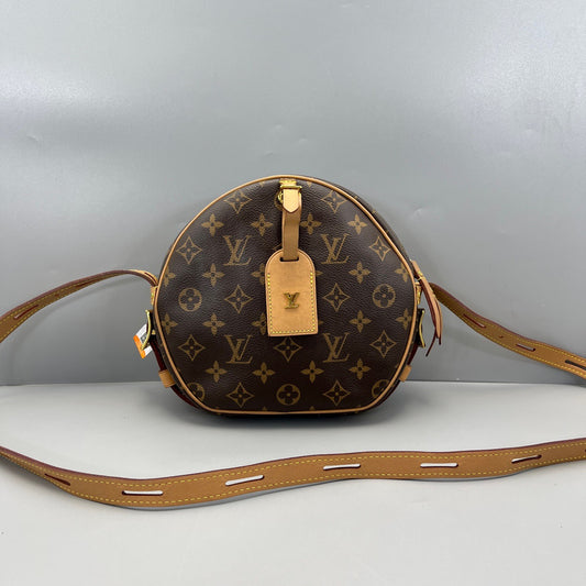 LOUIS VUITTON<br>Shoulder Bag