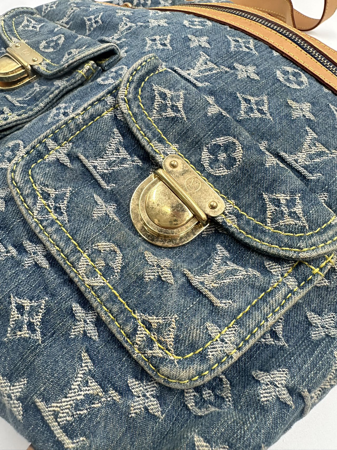 LOUIS VUITTON<br> Baggy GM-Tasche aus Denim mit langem Riemen und Monogramm