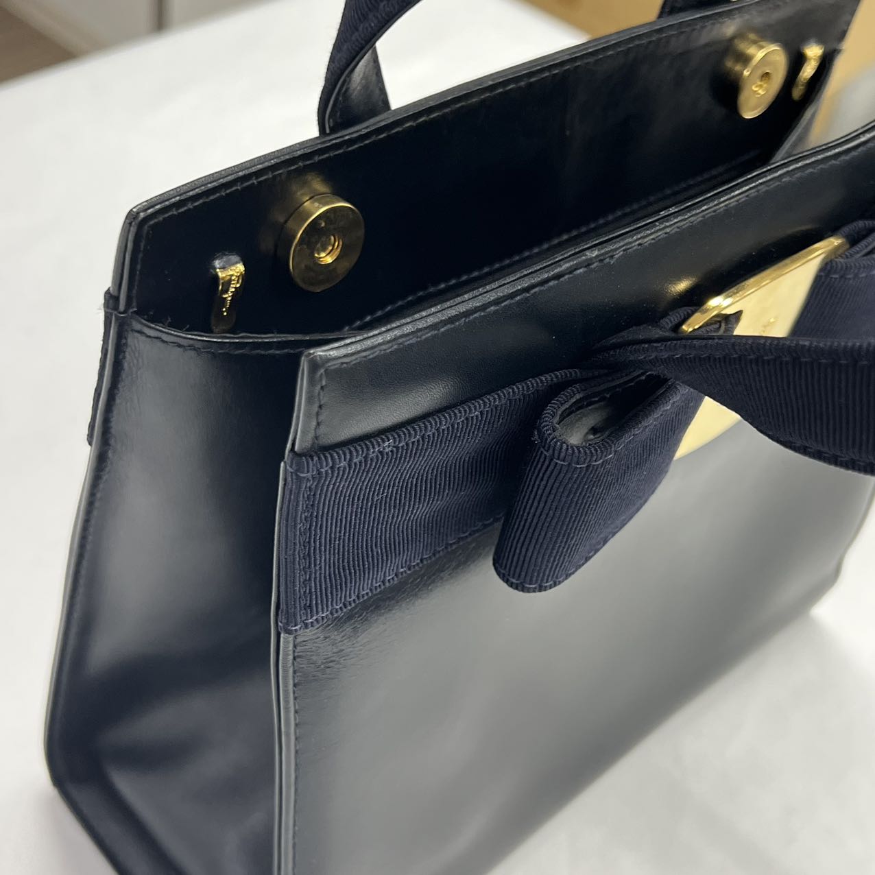 FERRAGAMO<br>Hand Vara Navy Leather