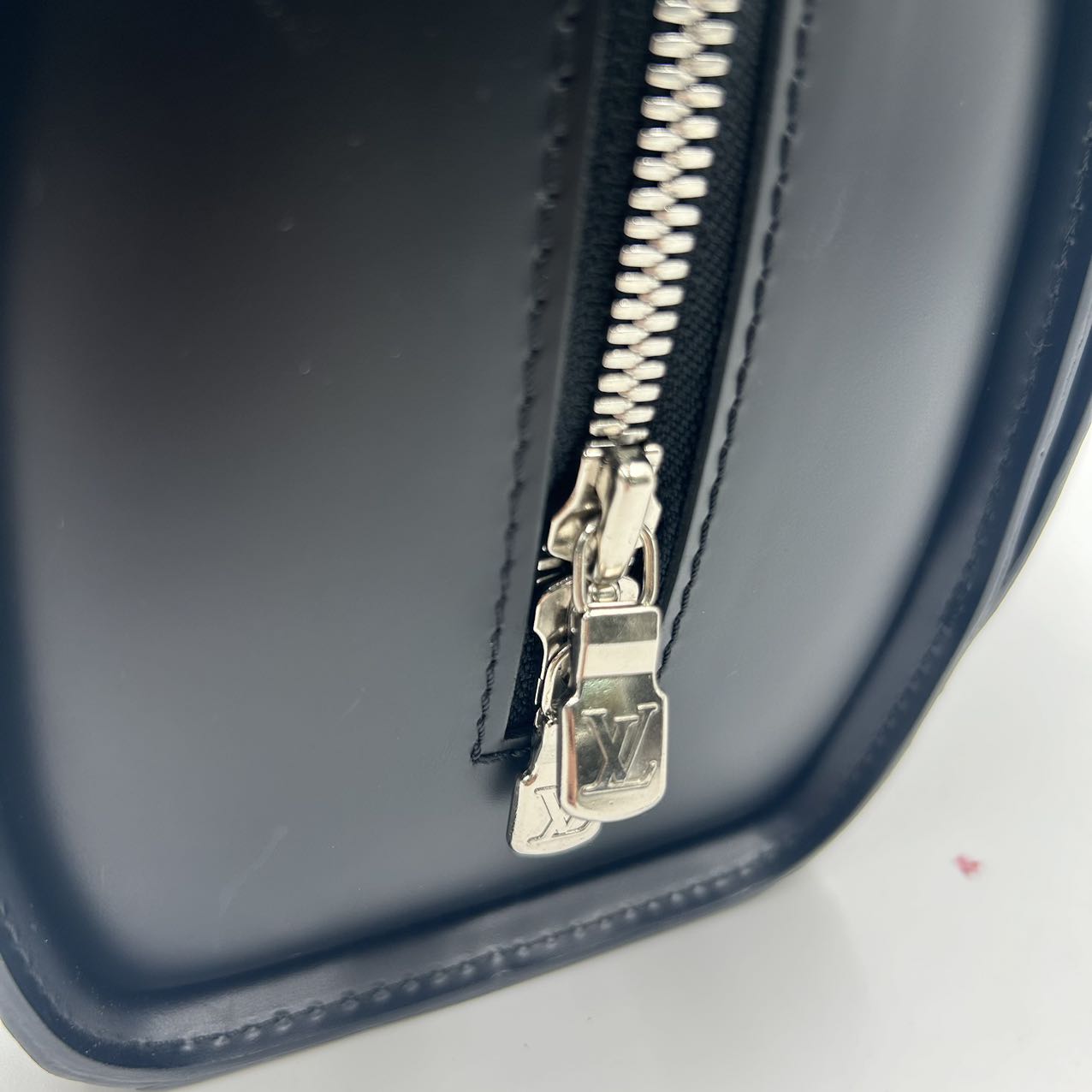 LOUIS VUITTON<br>Epi Portofel Hand Bag