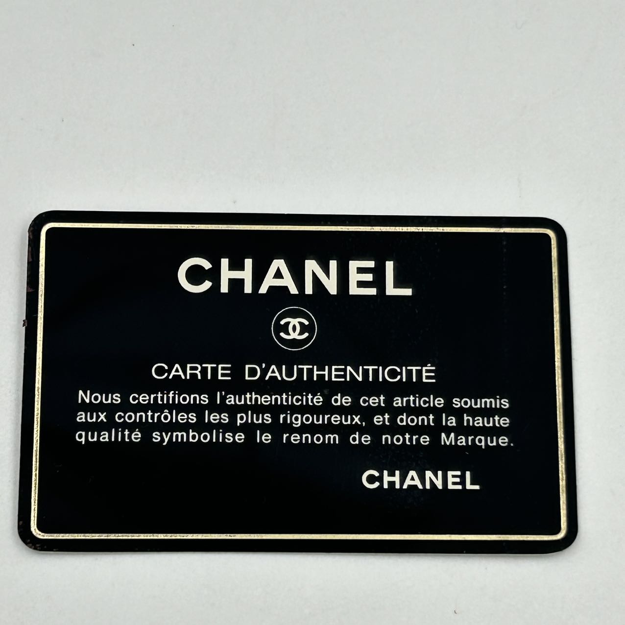 CHANEL<br> Schultertasche aus Matelassé mit doppelter Klappe und Kette