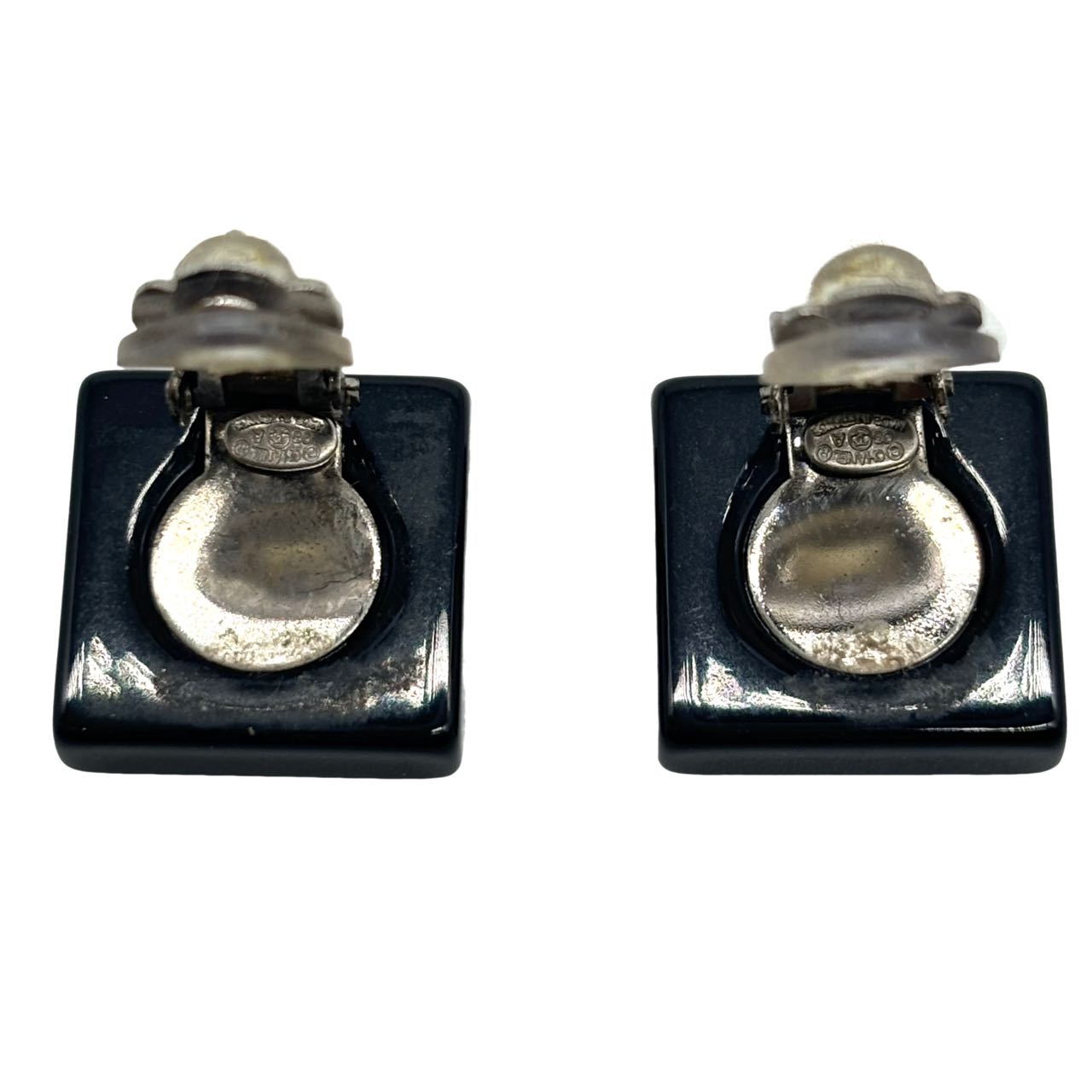 CHANEL<br> Des boucles d'oreilles