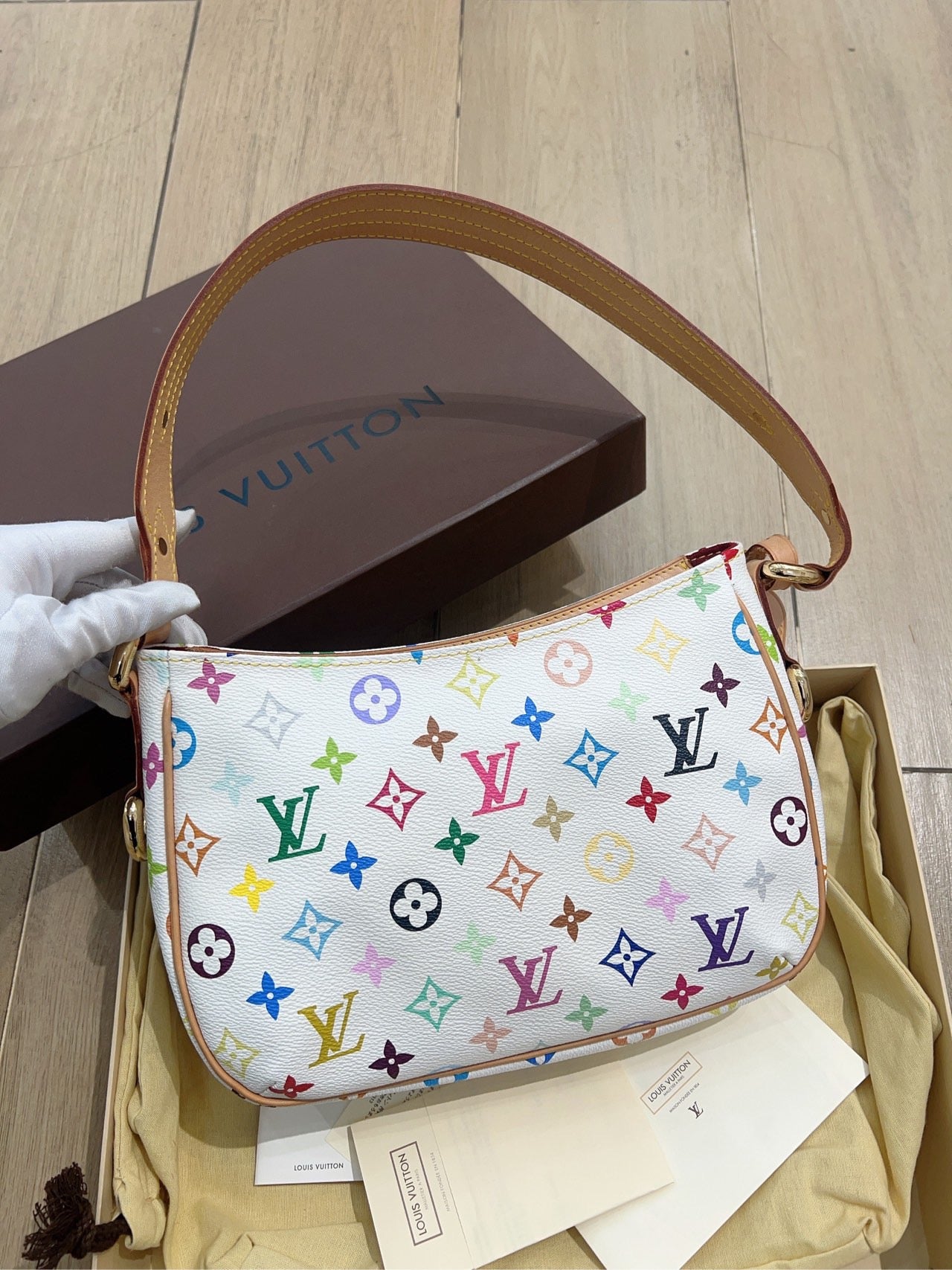 LOUIS VUITTON<br>hand bag