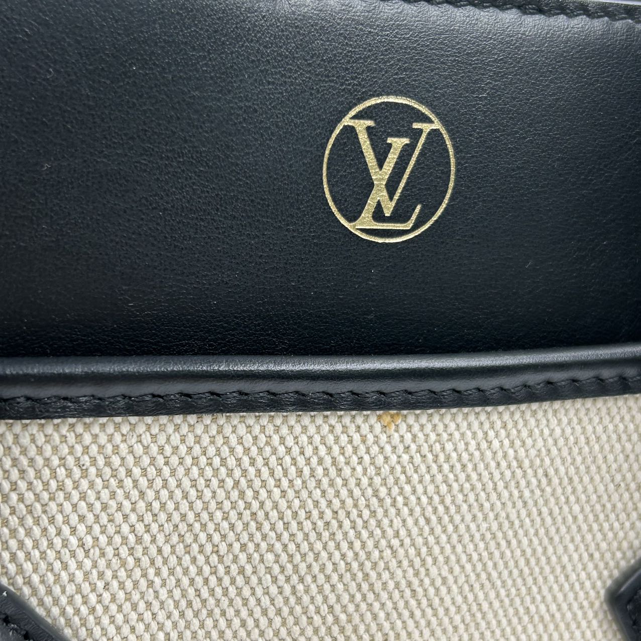 LOUIS VUITTON<br>On My Side MM