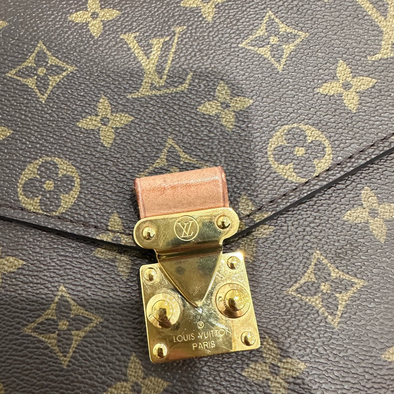 LOUIS VUITTON<br>Shoulder Bag