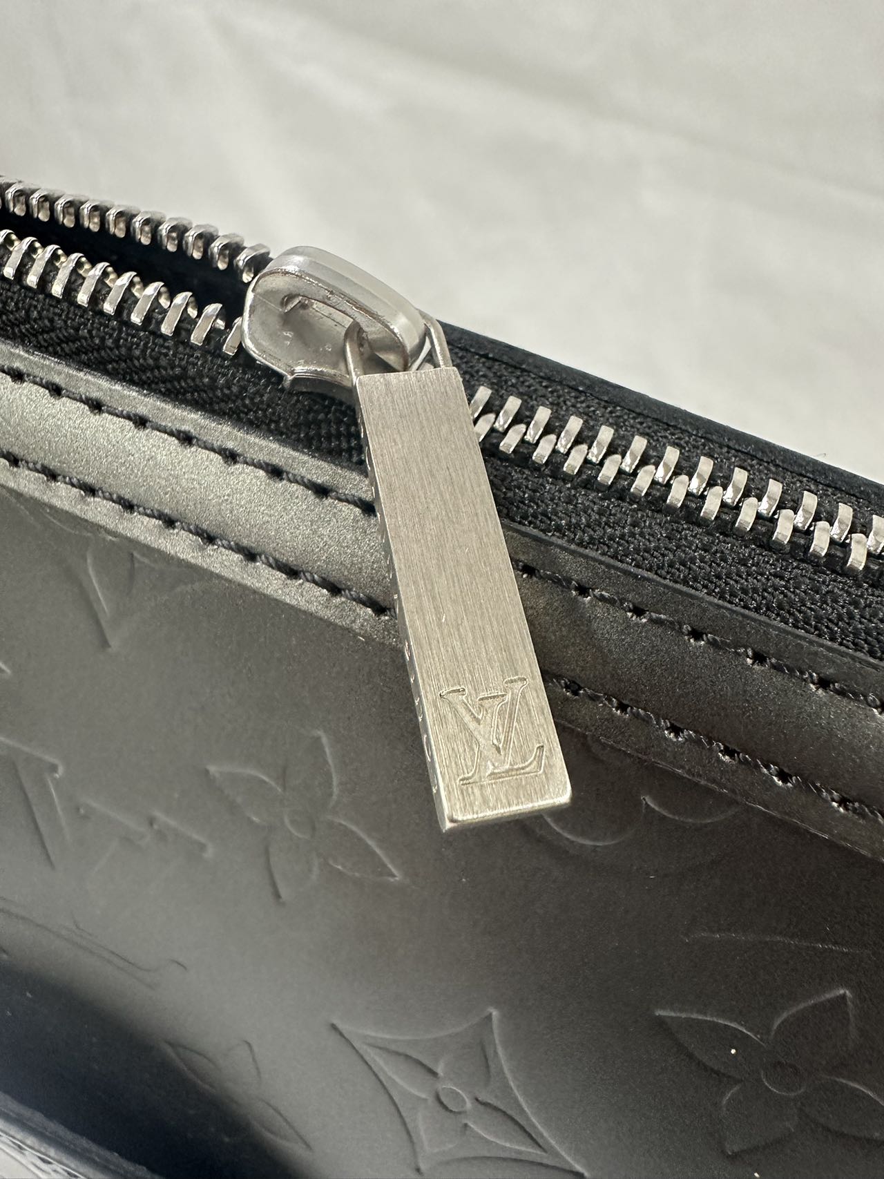 LOUIS VUITTON<br> Monogrammierte Mat Sutter Tasche