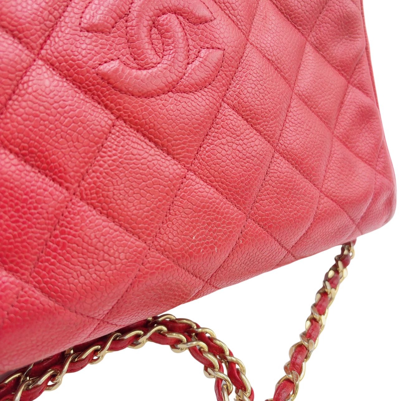 CHANEL<br> Sac à bandoulière matelassé en peau de caviar