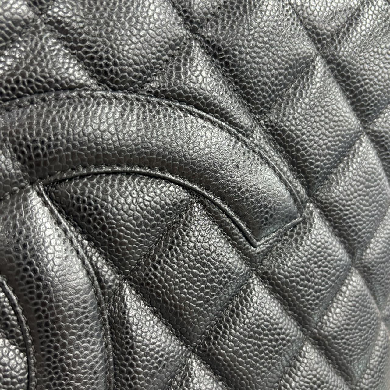 CHANEL<br> Sac fourre-tout médaillon