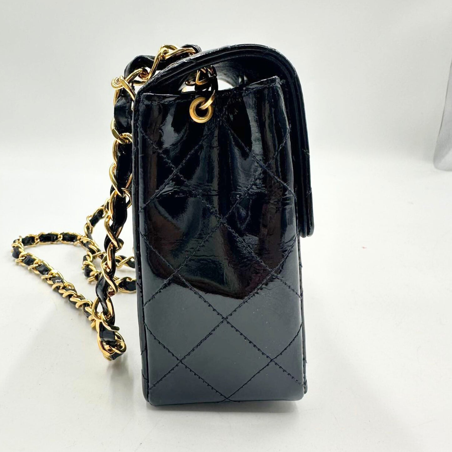 CHANEL<br> Matelassé Mini-Schultertasche mit Kette