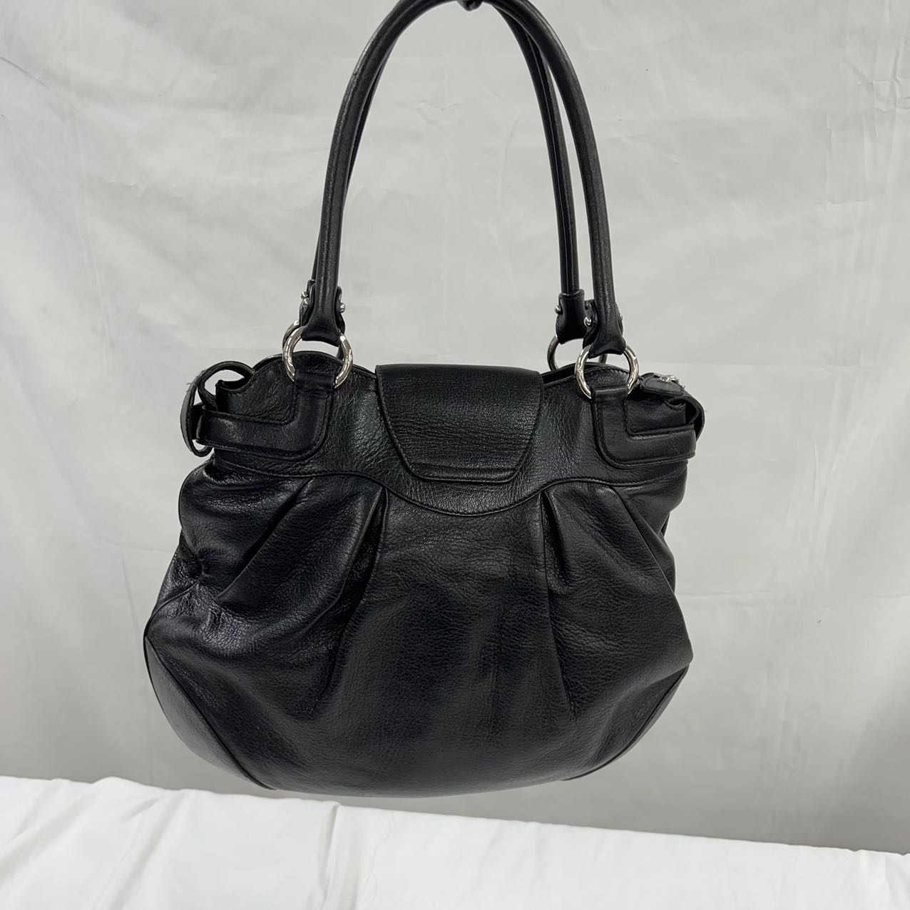 FERRAGAMO <br>Handtasche aus Gancini-Leder