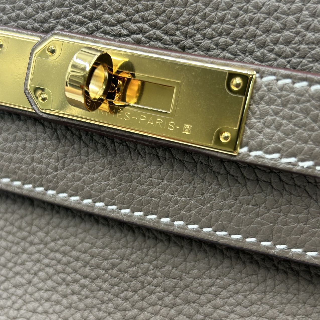 HERMES<br>Kelly 28 Etoupe Togo