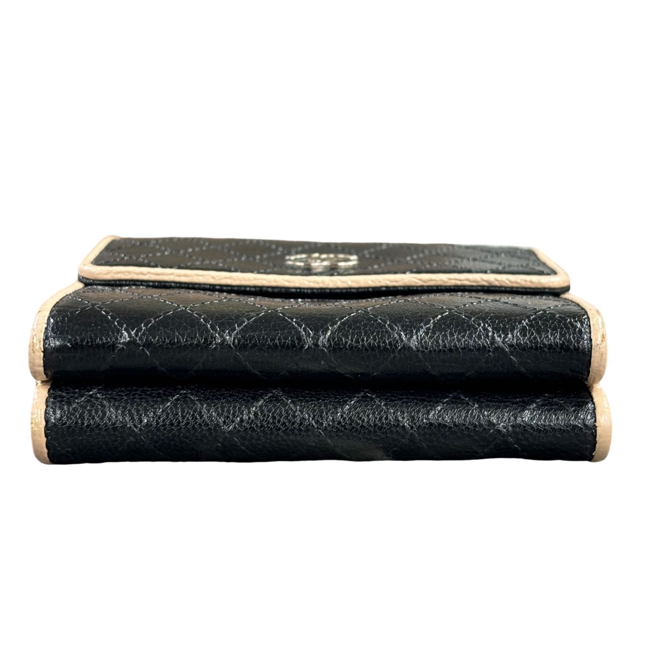 CHANEL<br> Portefeuille à trois volets CC en cuir matelassé