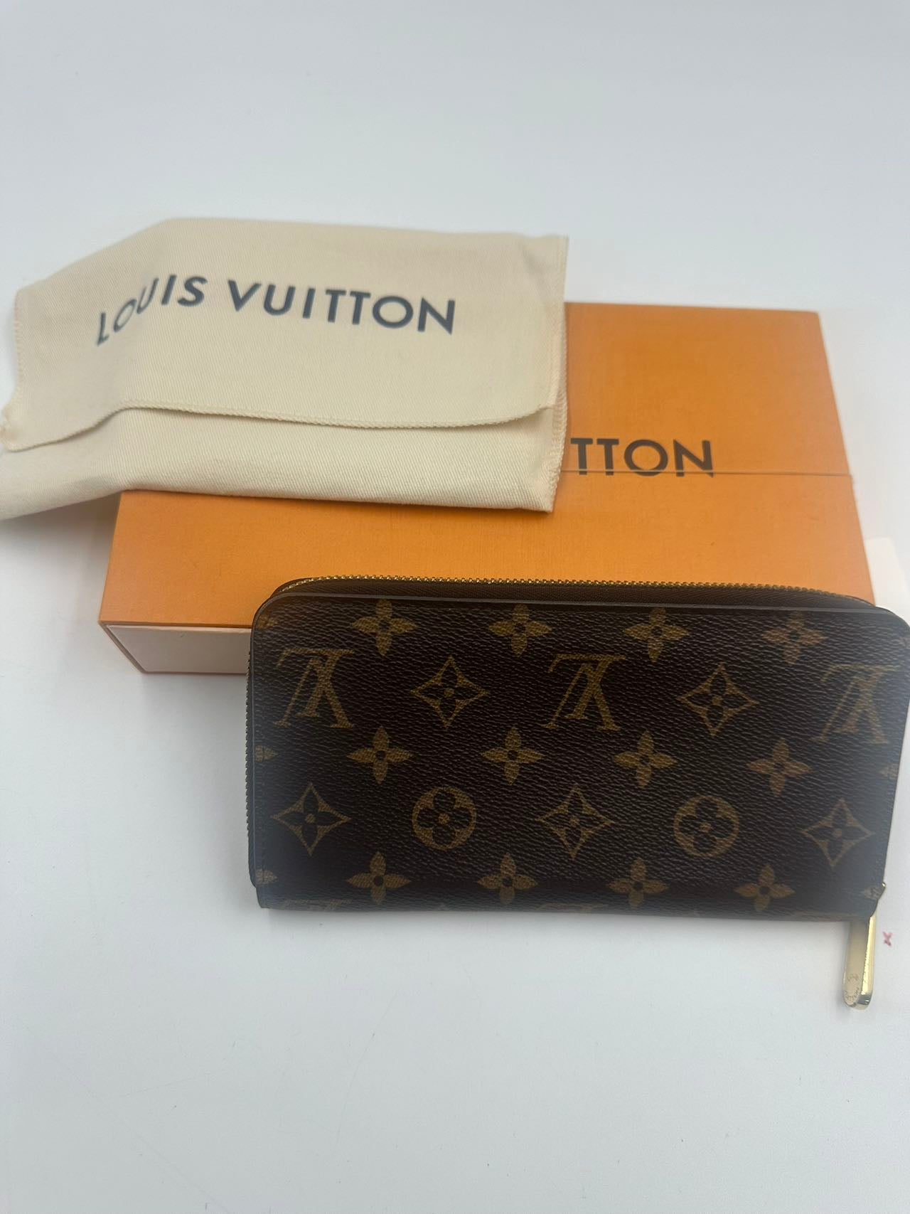 LOUIS VUITTON<br> Portemonnaie mit Reißverschluss und Monogramm