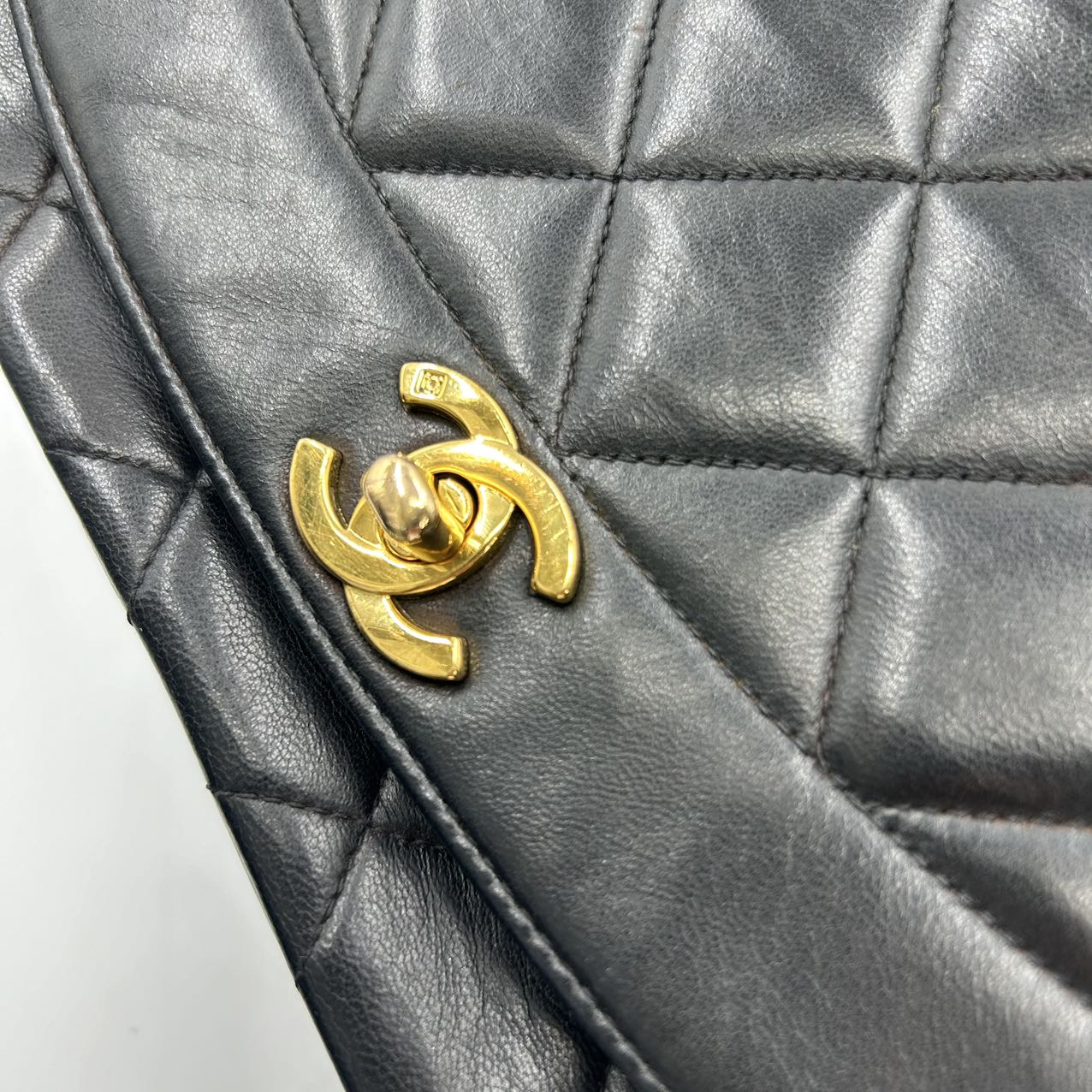 CHANEL<br> Schultertasche aus Matelassé mit doppelter Klappe und Kette