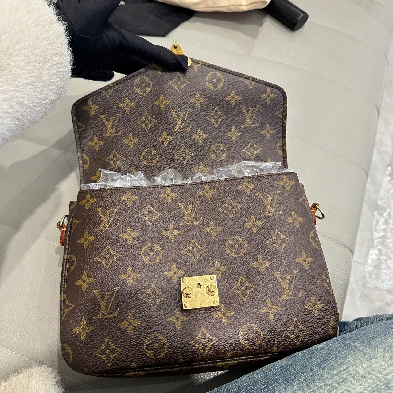 LOUIS VUITTON<br>Shoulder Bag