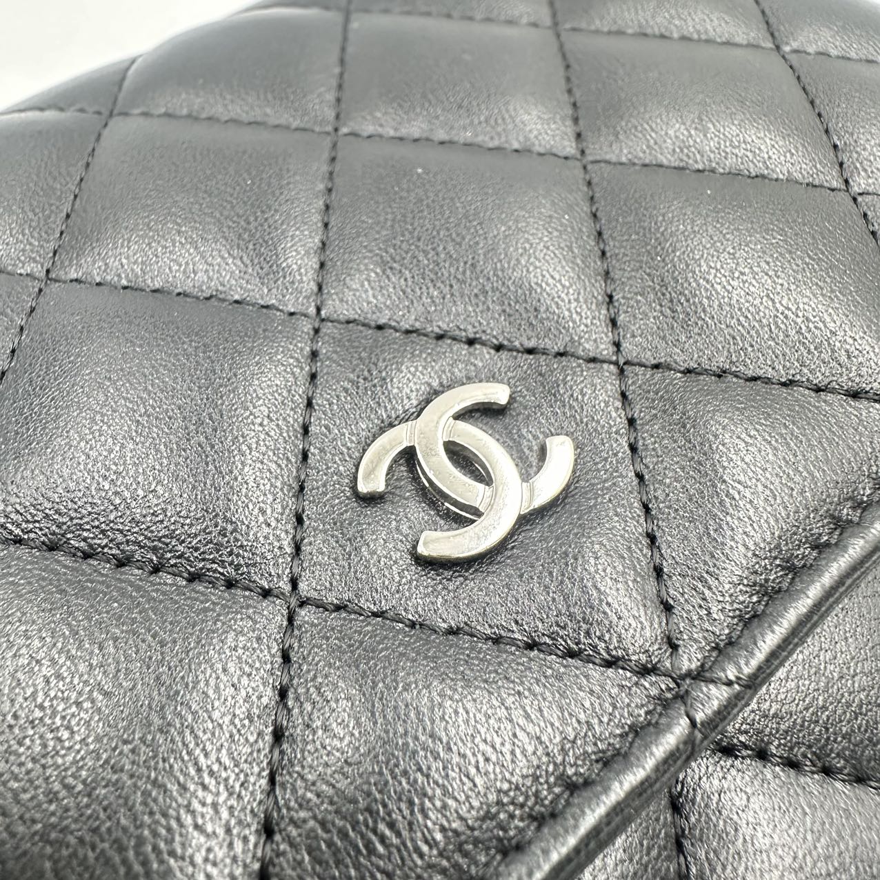 CHANEL<br> Matelassé-Geldbörse mit Kette 18