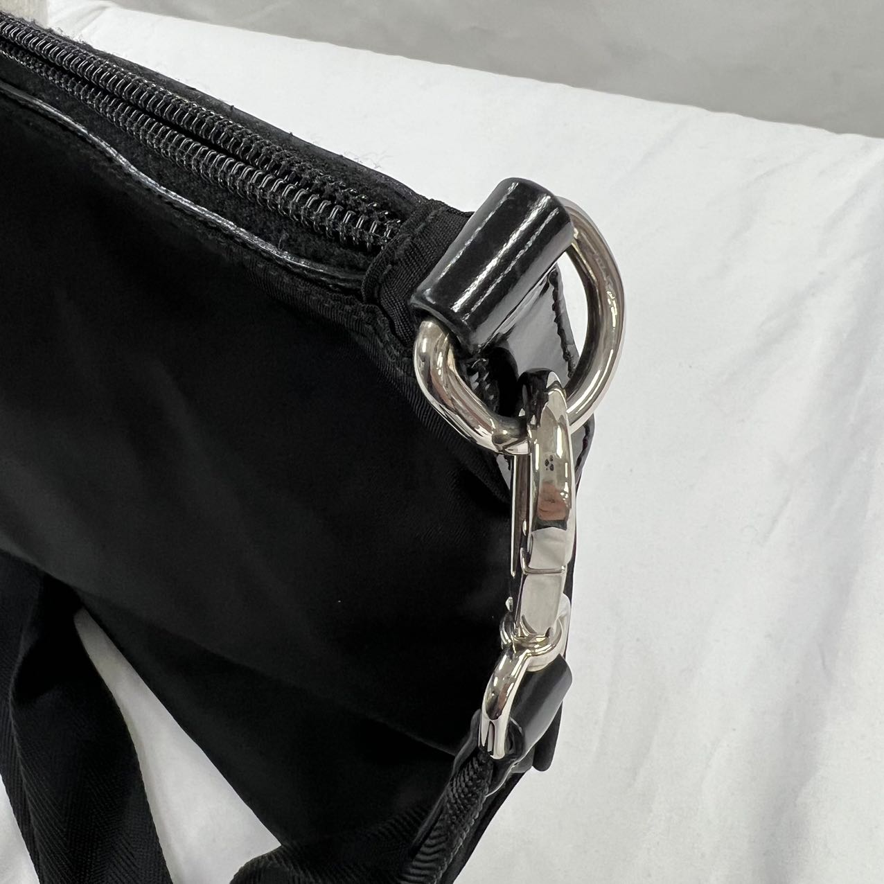 PRADA<br> Schultertasche aus Nylon mit Logo