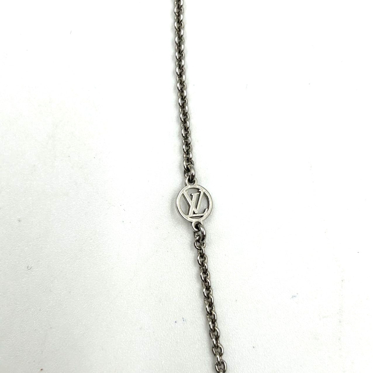 LOUIS VUITTON <br>Essential V Necklace