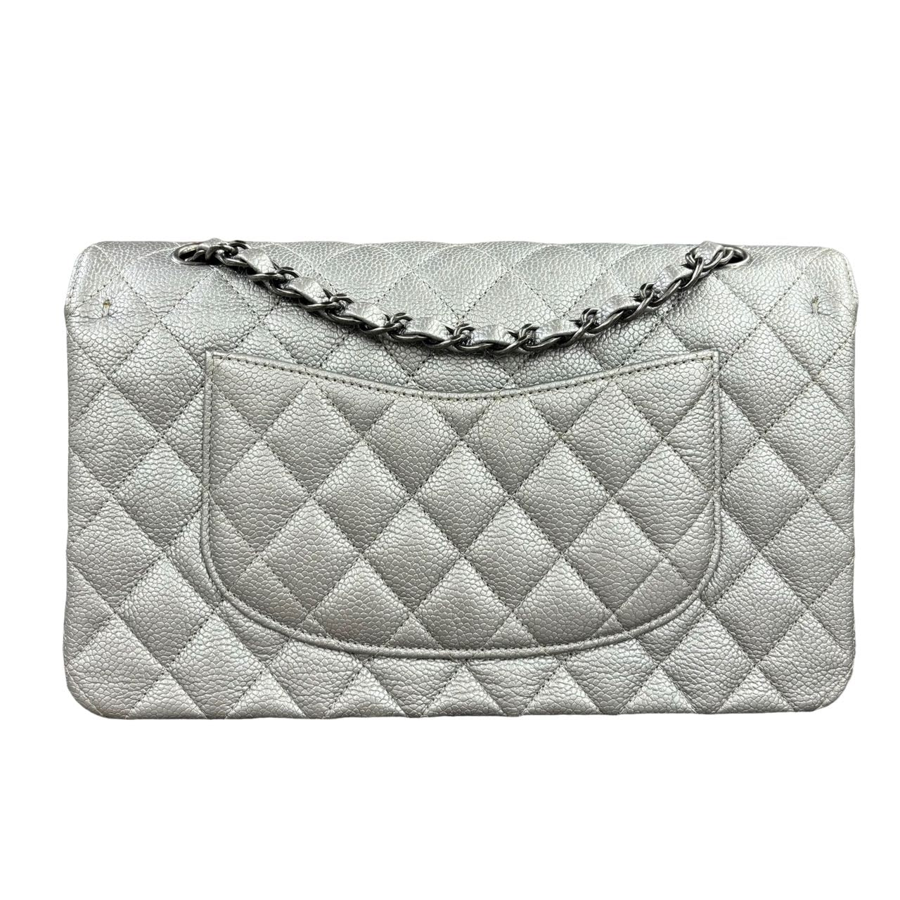 CHANEL<br> Matelassé-Schultertasche mit doppelter Klappe und Kette