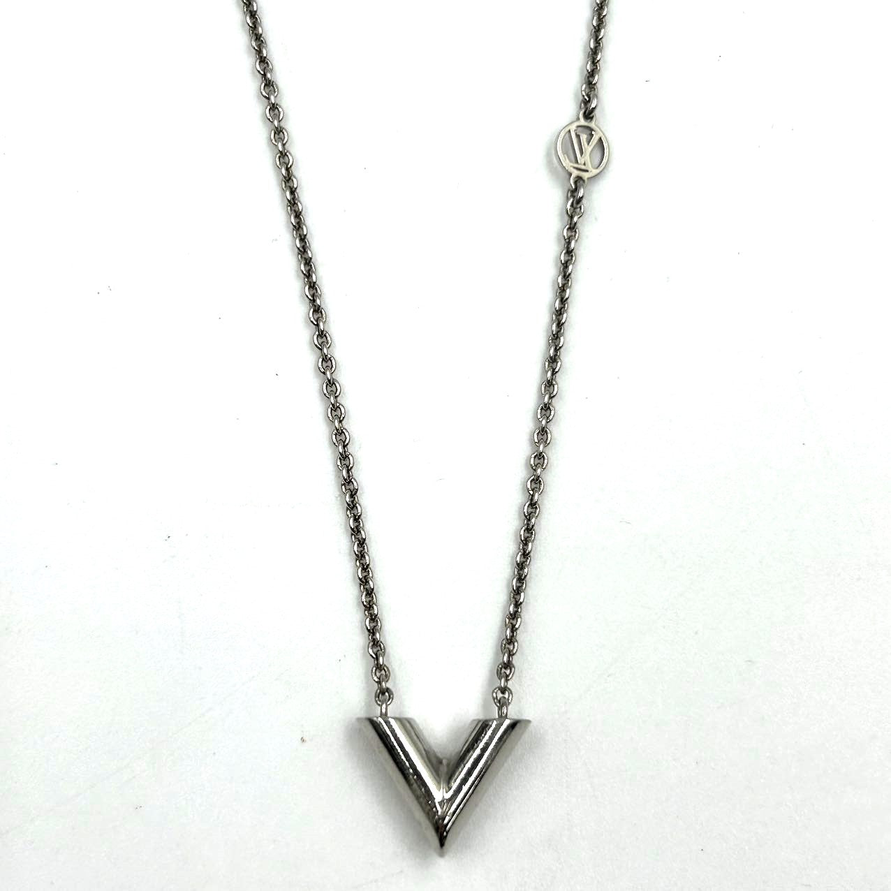 LOUIS VUITTON <br>Essential V Necklace