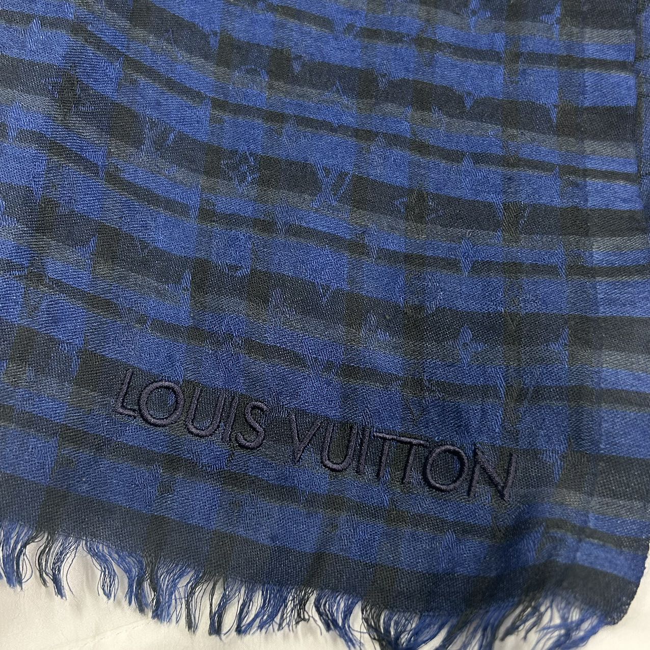 LOUIS VUITTON<br> Karierter Schal Blau