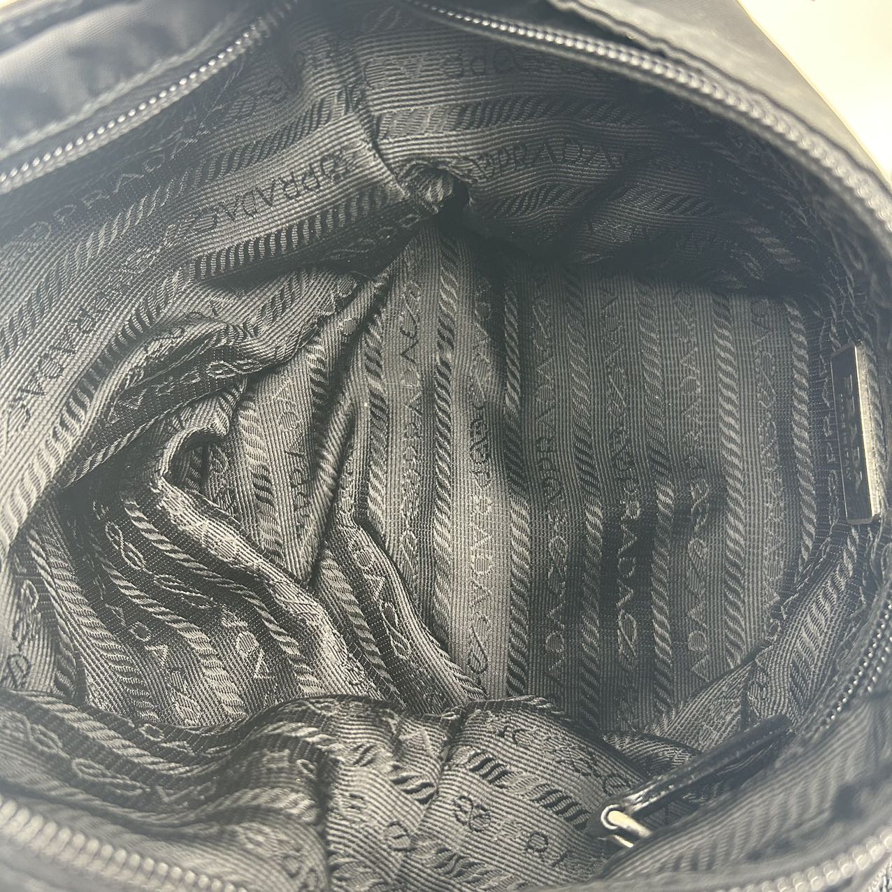 PRADA<br> Schultertasche aus Saffiano-Nylon