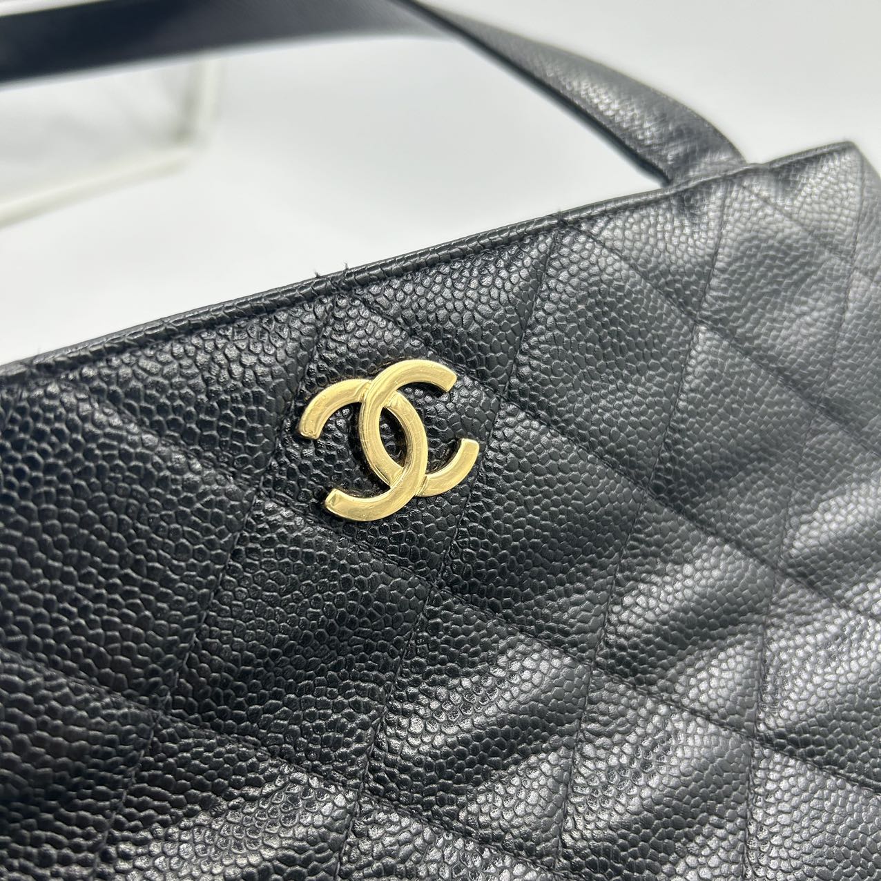 CHANEL<br> Co Co Mark Tragetasche aus Kaviarleder