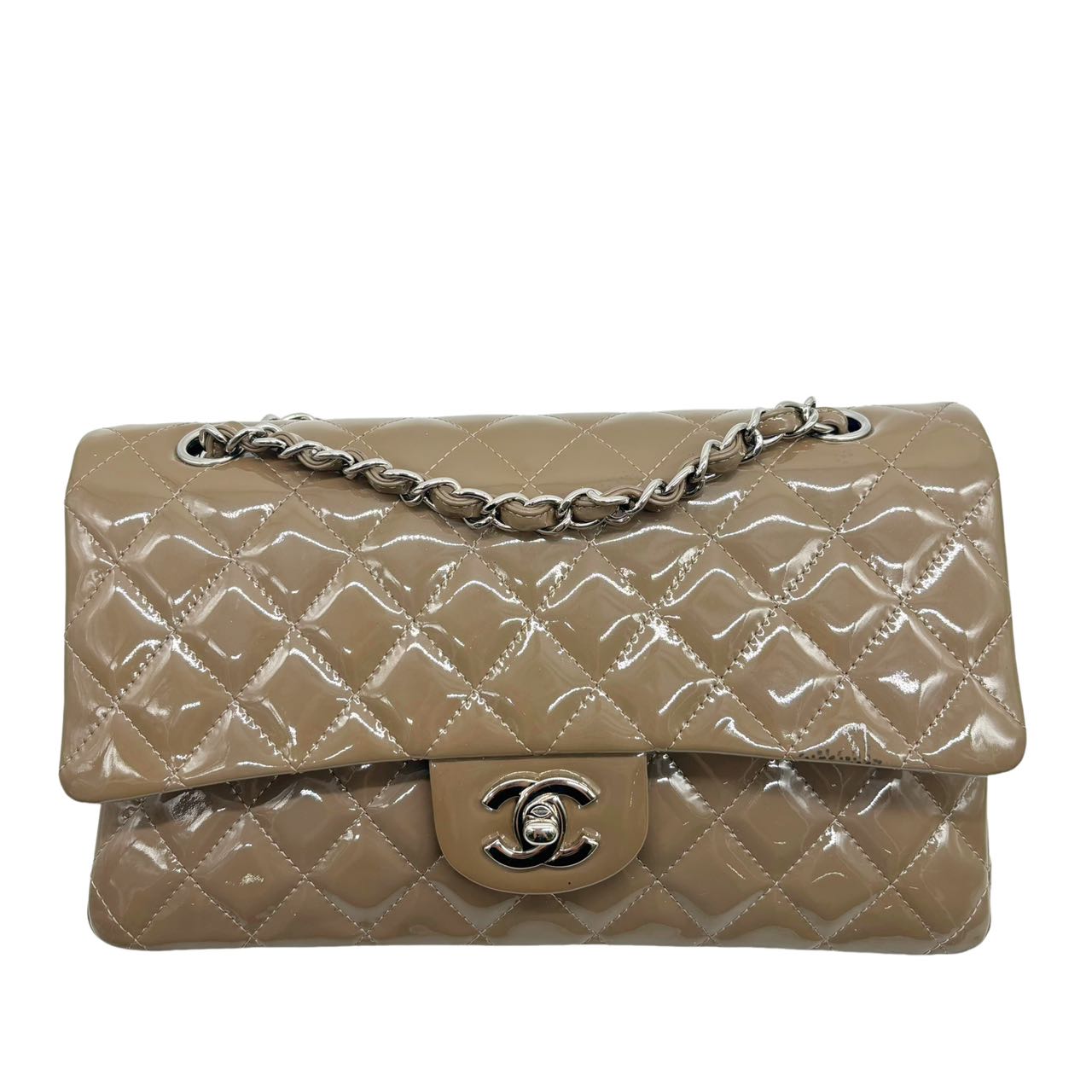 CHANEL<br> Sac à bandoulière en cuir verni à double rabat avec chaîne