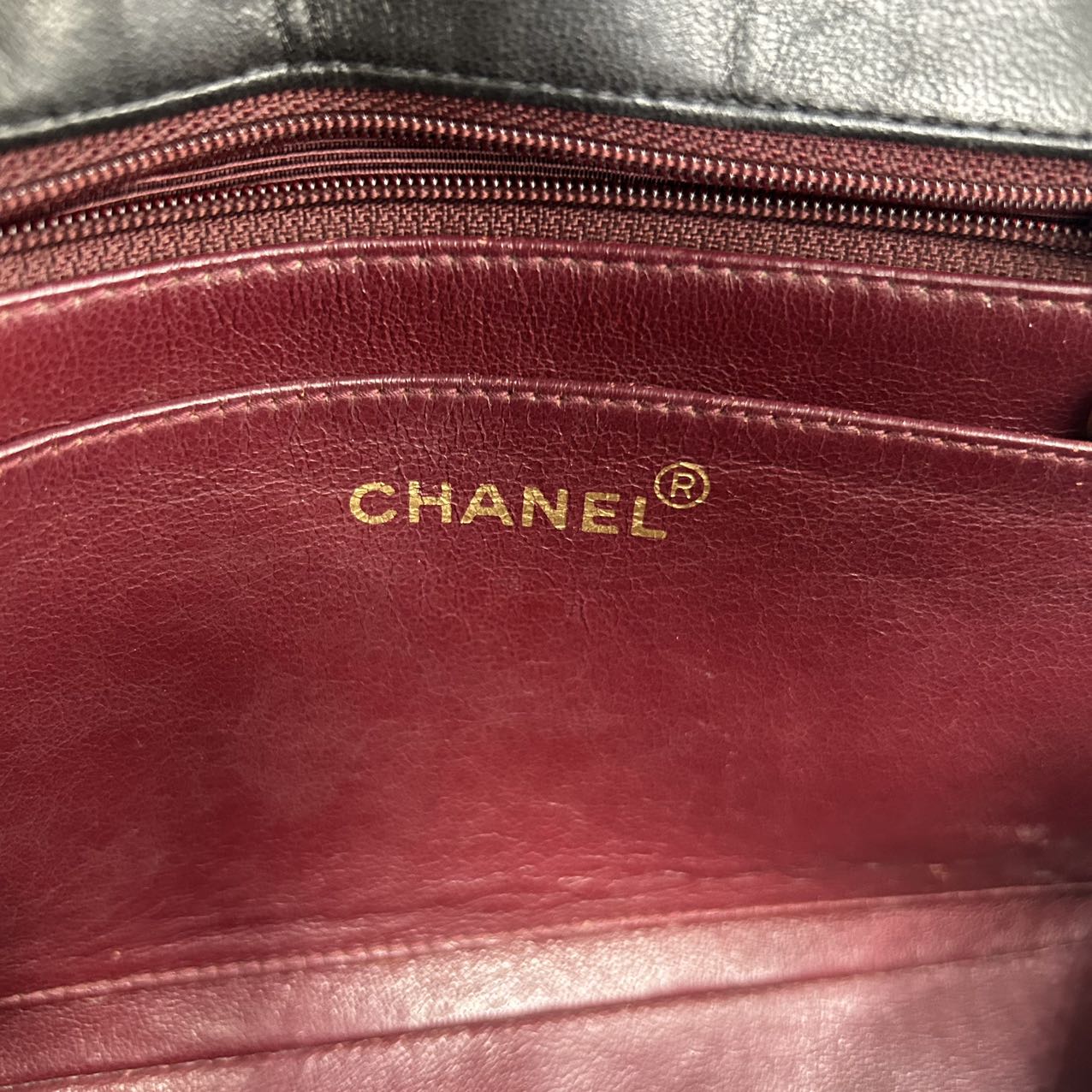 CHANEL<br> Schultertasche aus Matelassé mit doppelter Klappe und Kette