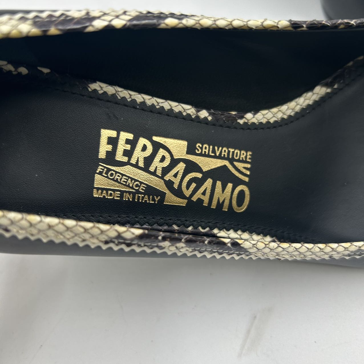 FERRAGAMO<br> Ballerinas mit Python-Nieten