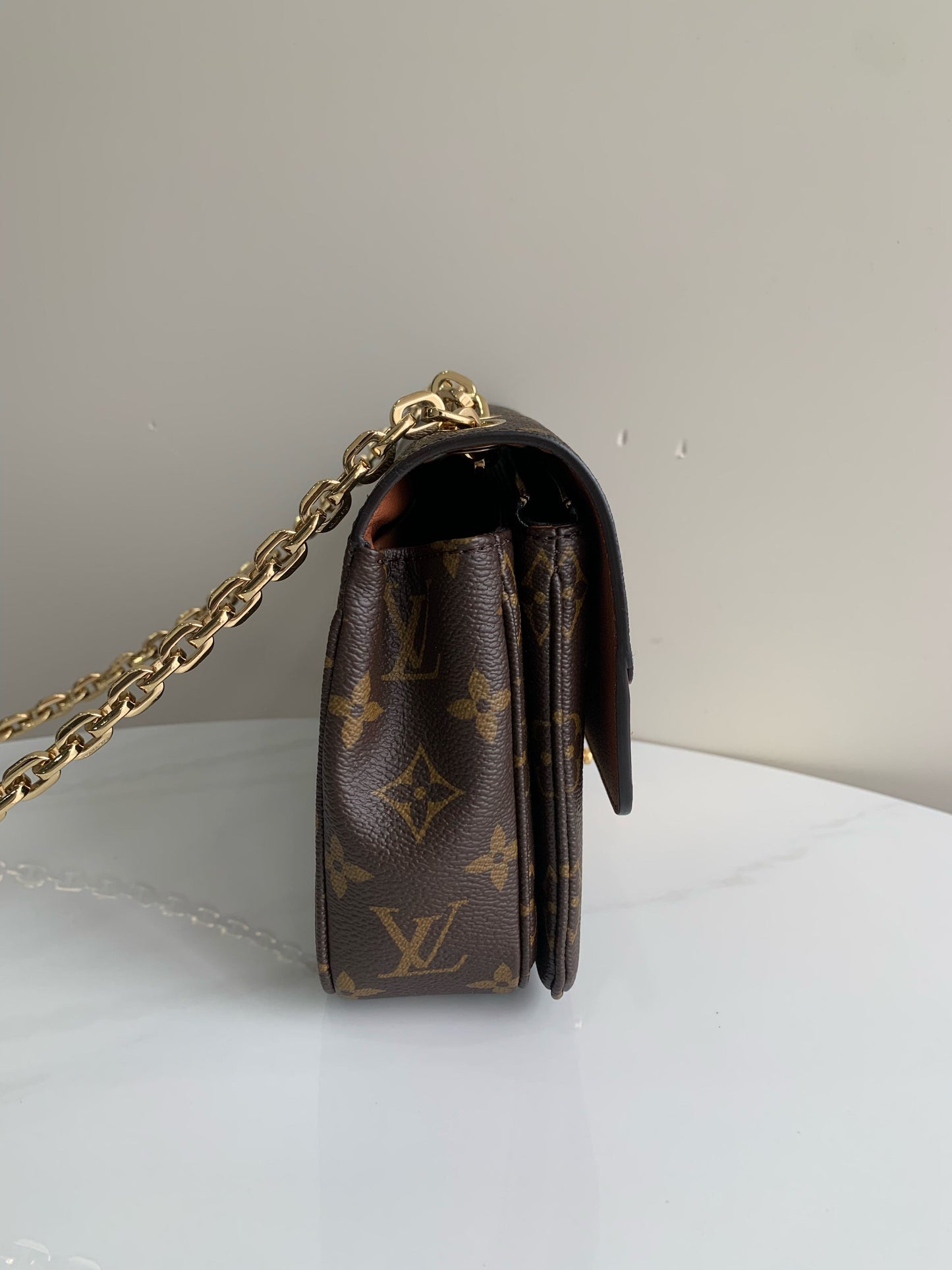 LOUIS VUITTON<br>Shoulder Bag