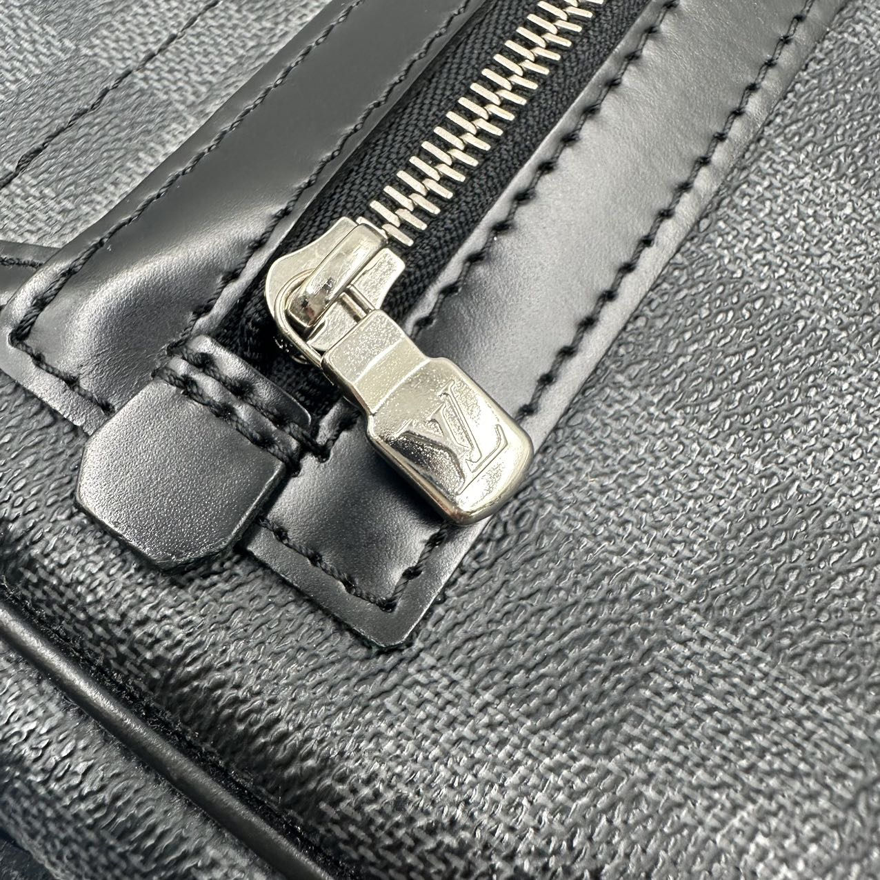 LOUIS VUITTON<br>Damier Graphite Daniel MM