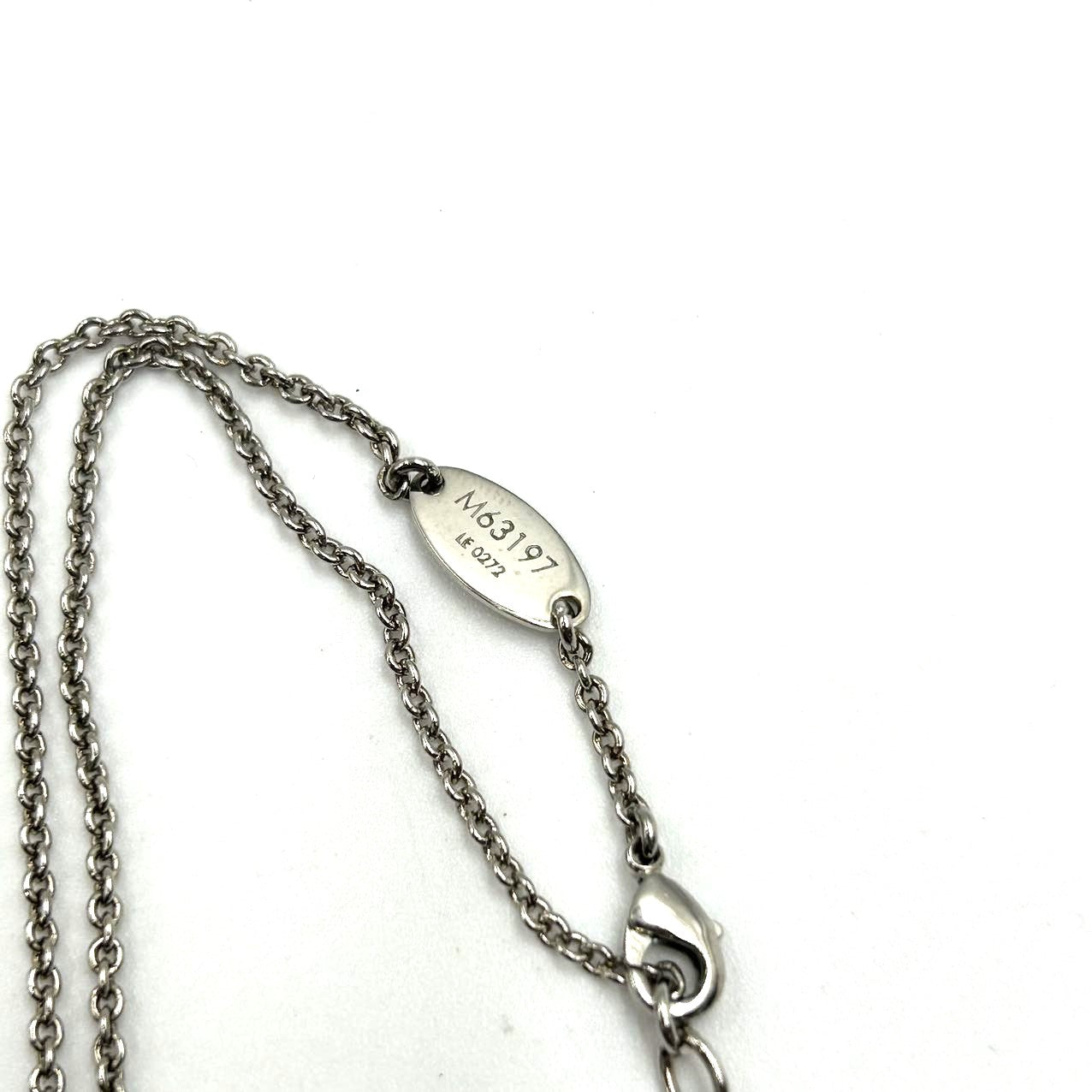 LOUIS VUITTON <br>Essential V Necklace