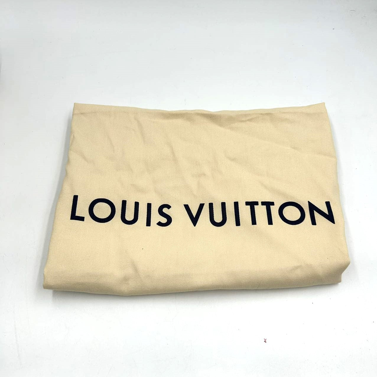 LOUIS VUITTON<br>On My Side MM