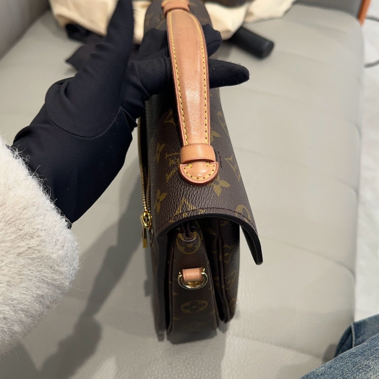 LOUIS VUITTON<br>Shoulder Bag