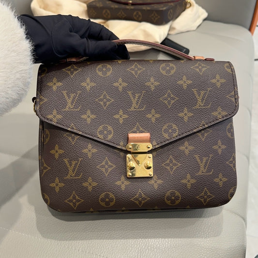 LOUIS VUITTON<br>Shoulder Bag