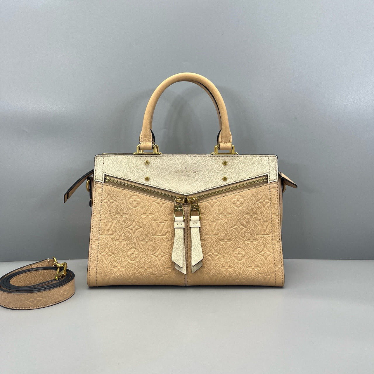 LOUIS VUITTON<br>hand bag