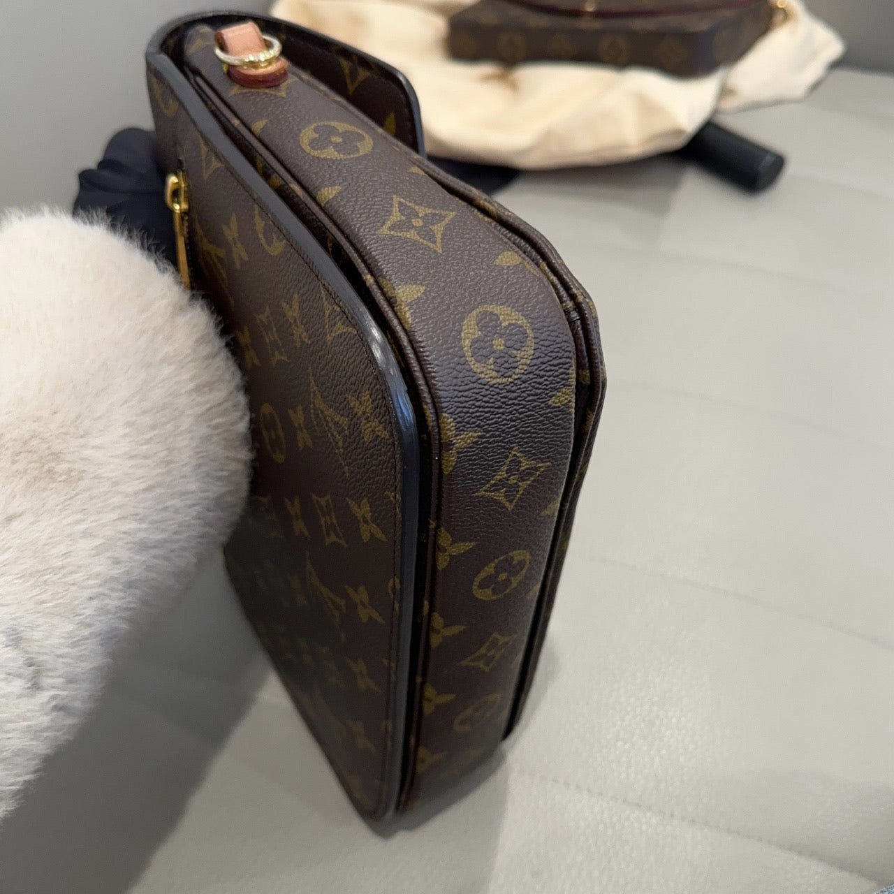 LOUIS VUITTON<br>Shoulder Bag