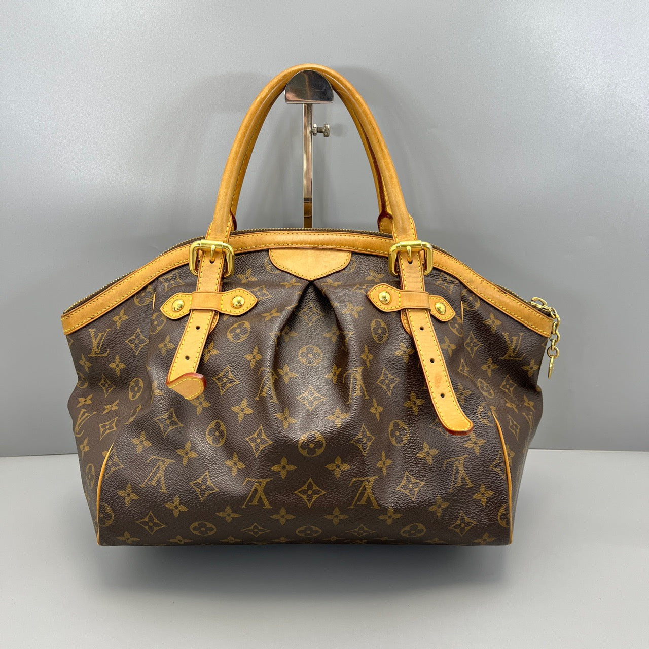 LOUIS VUITTON<br>hand bag