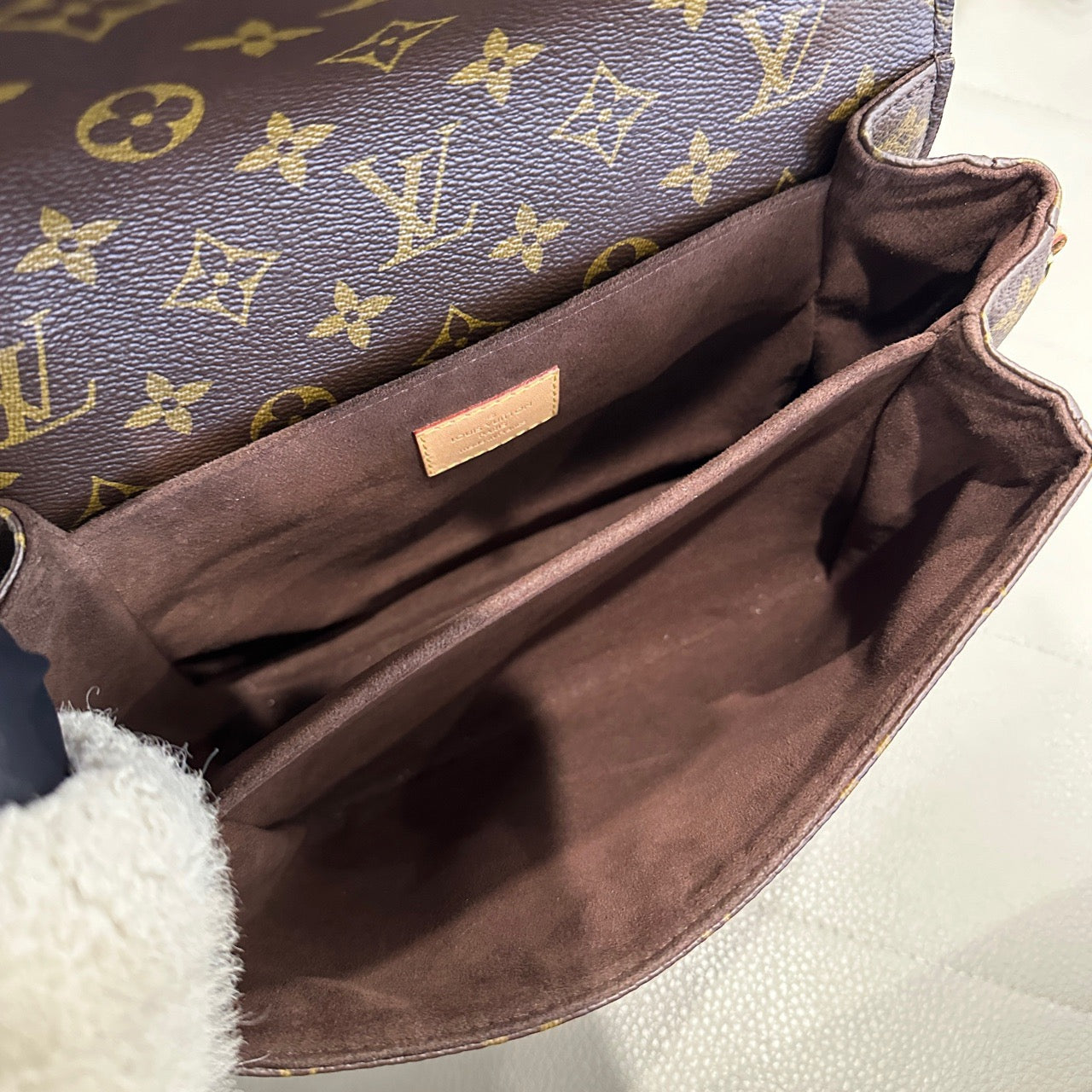 LOUIS VUITTON<br>Shoulder Bag