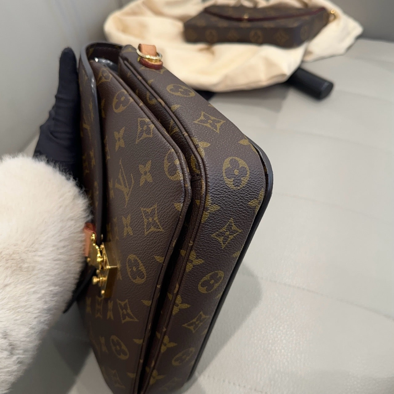 LOUIS VUITTON<br>Shoulder Bag