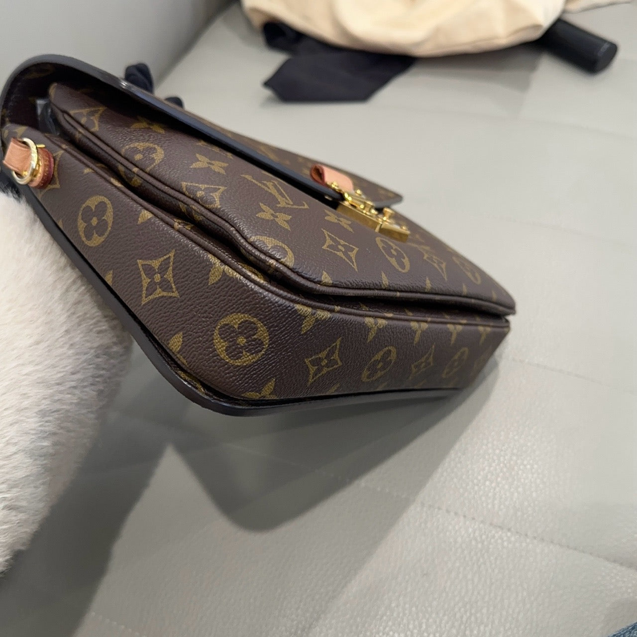 LOUIS VUITTON<br>Shoulder Bag