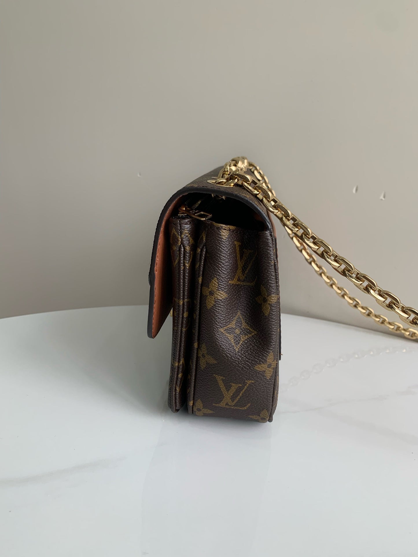 LOUIS VUITTON<br>Shoulder Bag