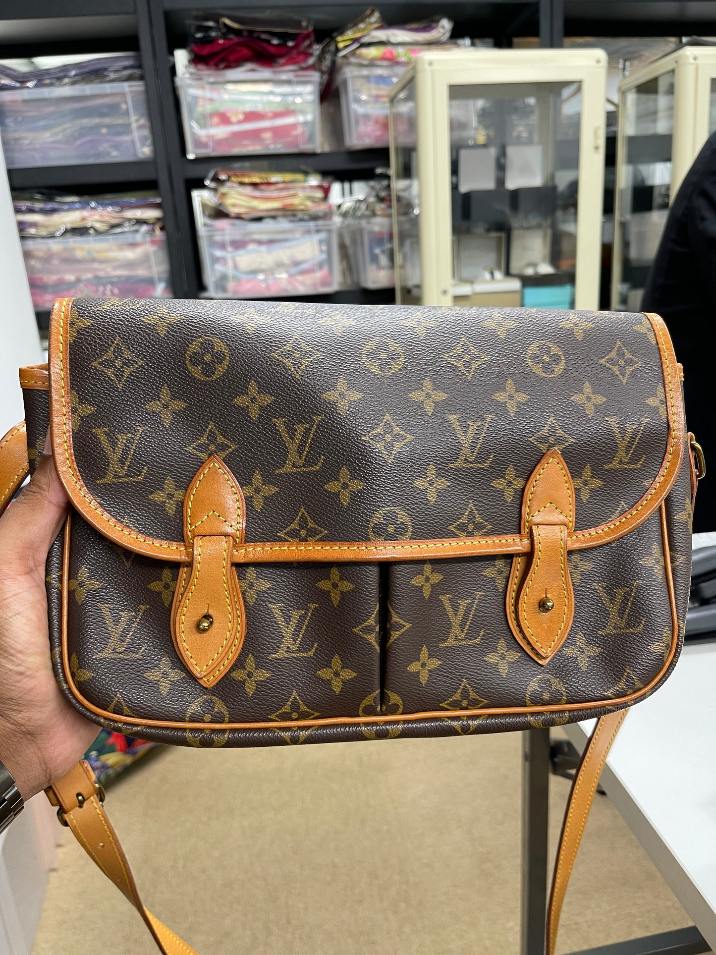 Louis vuitton, 2Gucci bags,