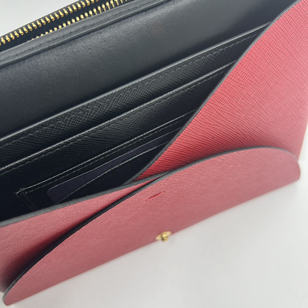 PRADA<br> Clutch aus Saffiano-Gewebe