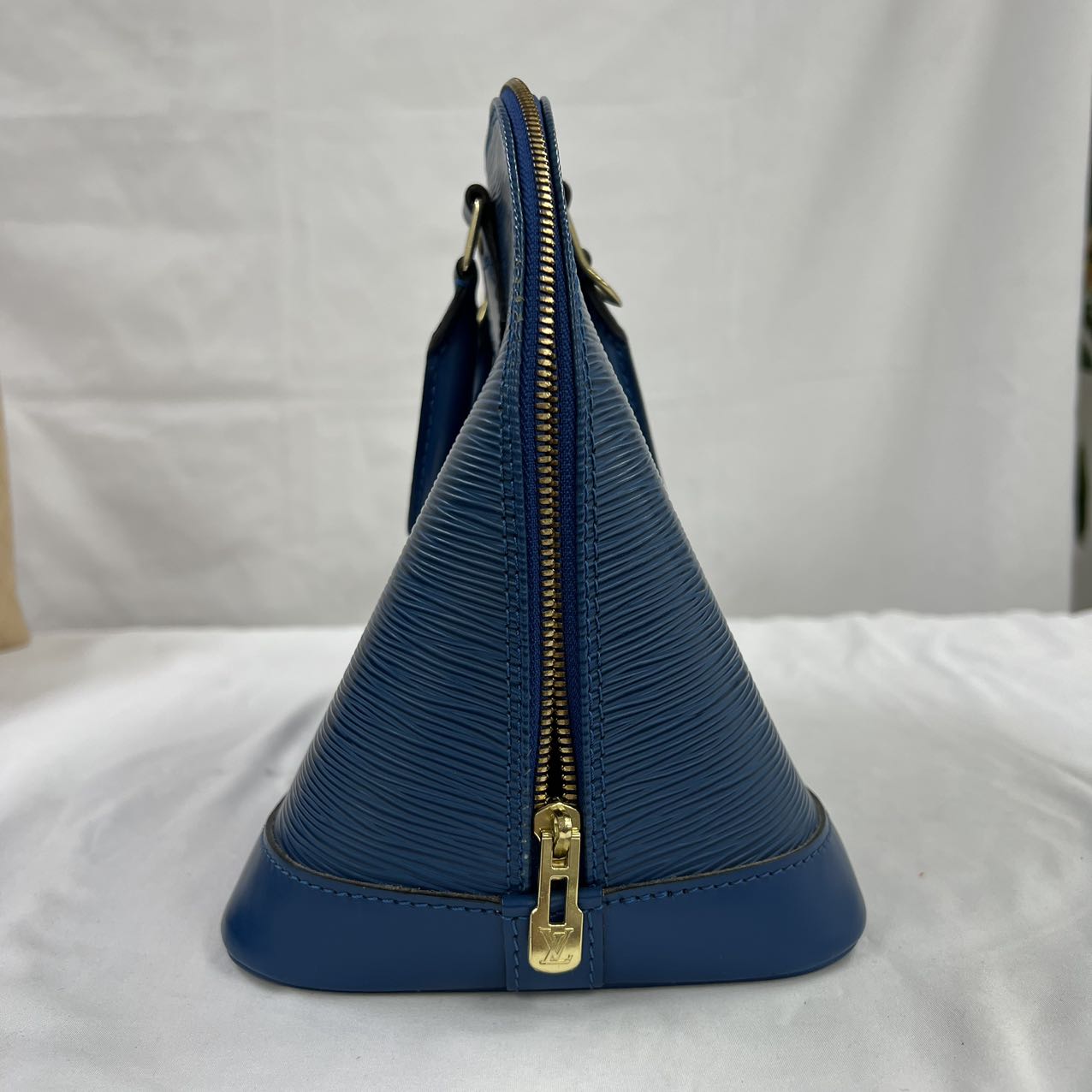 LOUIS VUITTON<br>Epi Arma Blue