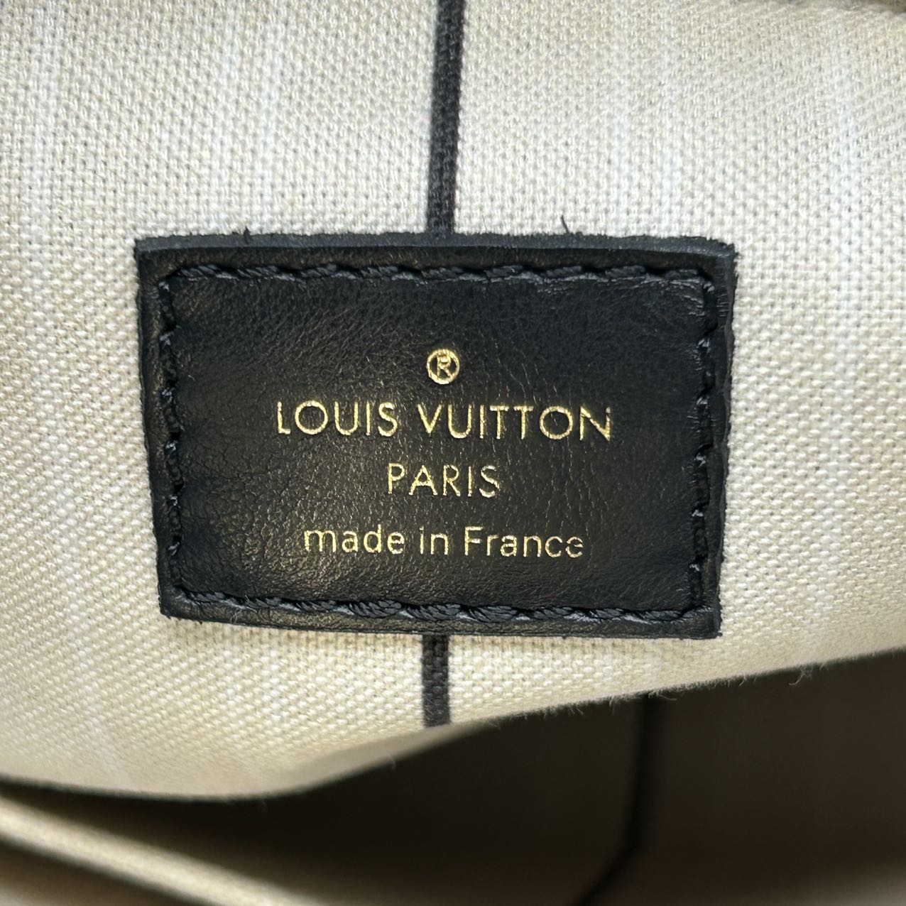 LOUIS VUITTON<br>On My Side MM