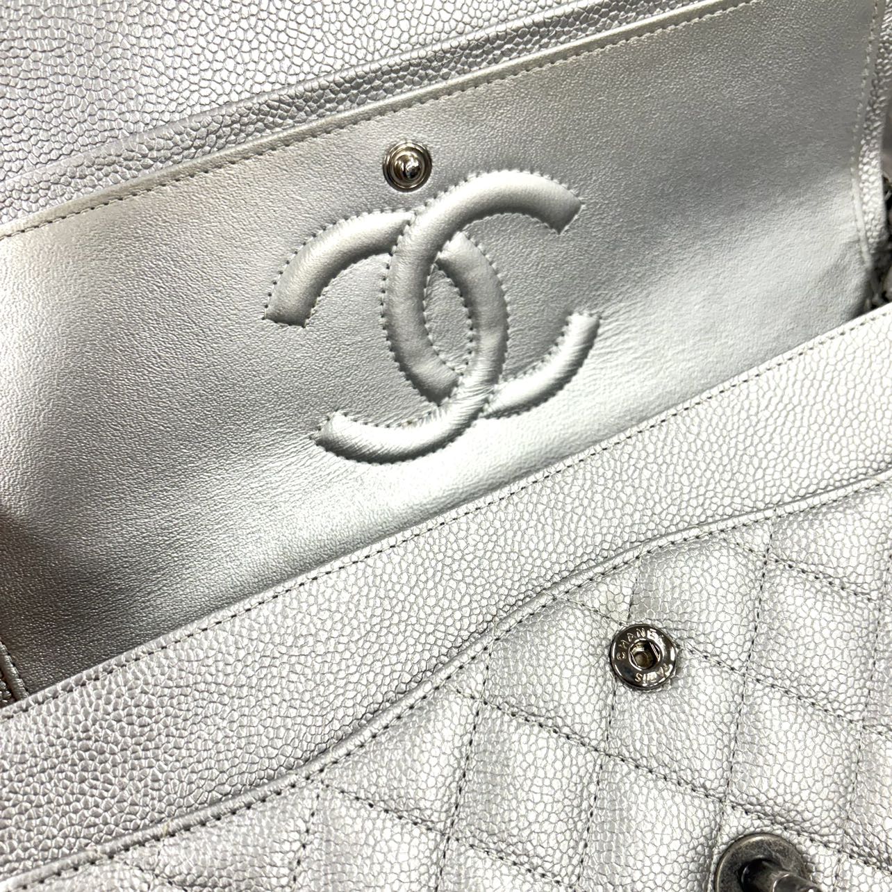 CHANEL<br> Sac porté épaule à chaîne à double rabat Matelasse