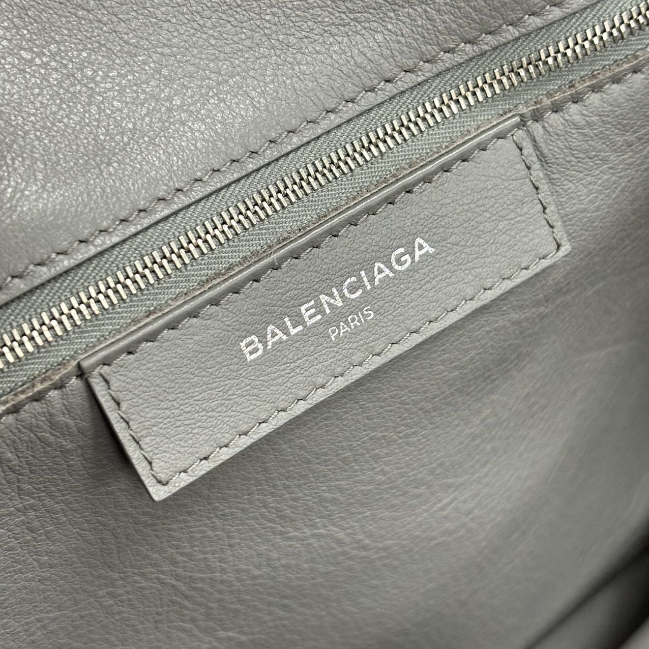 BALENCIAGA<br> Sac fourre-tout zippé Papier B4