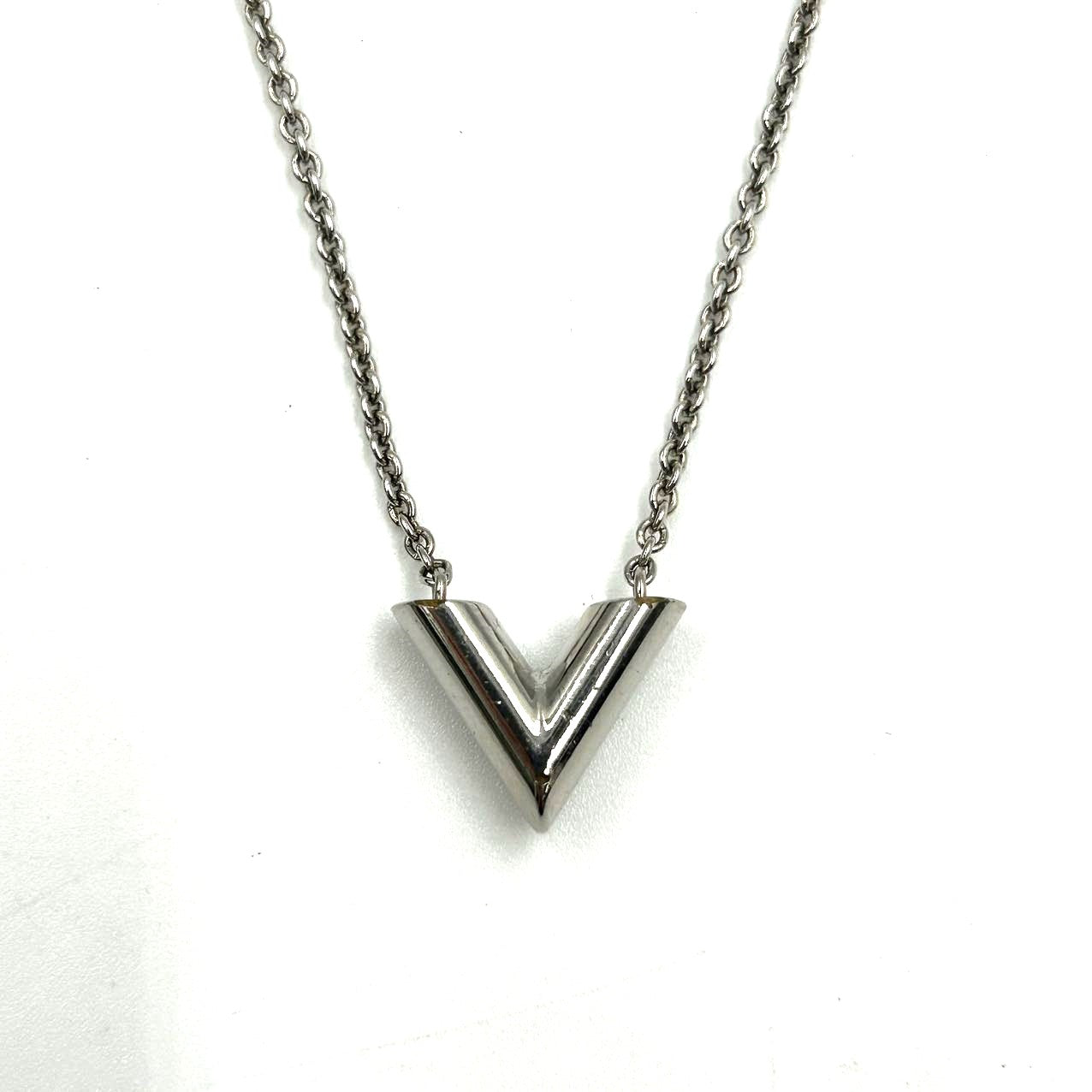 LOUIS VUITTON <br>Essential V Necklace